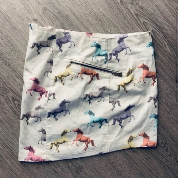Divided mini horses skirt. - Picture 3 of 7